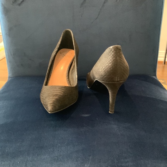 Vince Camuto black snakeskin print pumps - Picture 2 of 5